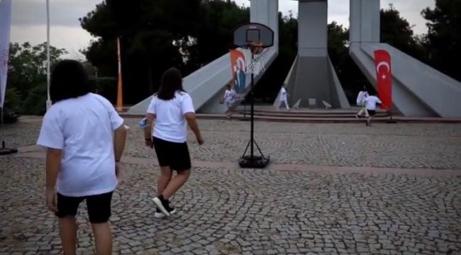 Lozan anıtında Basketbol