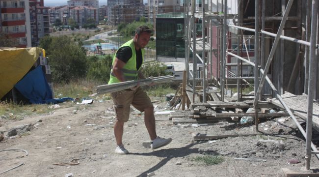 Okul müdürü öğrencileri için amelelik yaptı