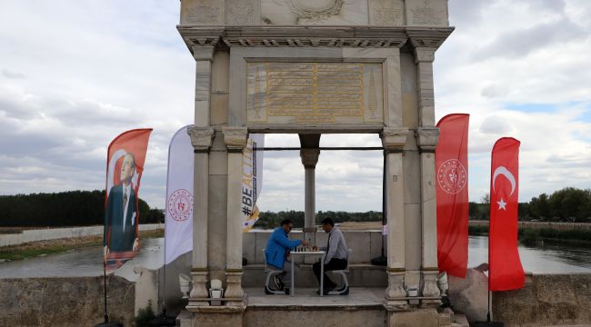 Tarihi Meriç Köprüsü üzerinde satranç oynandı