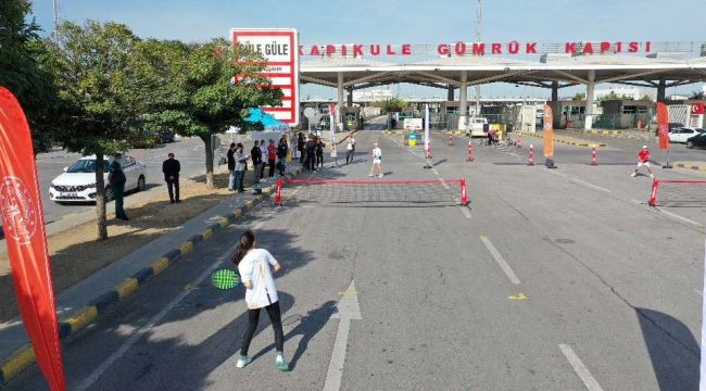 Türk ve Bulgar tenisçiler gösteri maçı yaptı