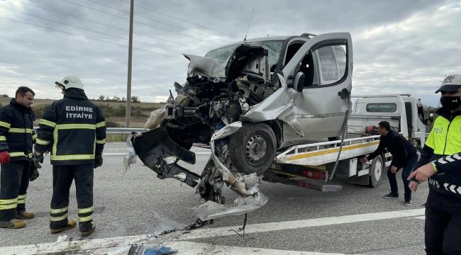 Bariyerlere çarpan aracın sürücüsü yaralandı