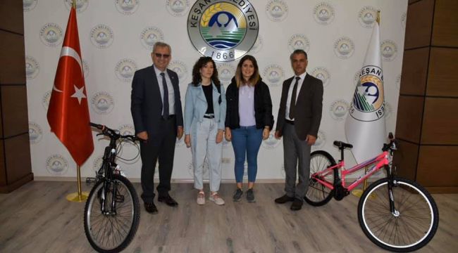 Çekilişi kazananların bisikletleri teslim edildi
