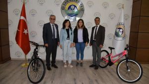 Çekilişi kazananların bisikletleri teslim edildi