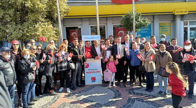 Gençlik Kollarından vatandaşlara Nutuk ve Türk Bayrağı