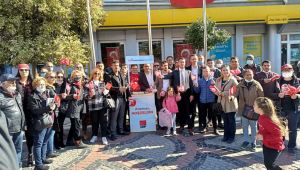 Gençlik Kollarından vatandaşlara Nutuk ve Türk Bayrağı