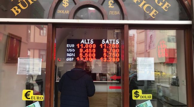 Komşu döviz bürosunda kuyruk oluşturdu