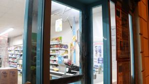 Marketi soyduktan sonra camı kırarak kaçtı