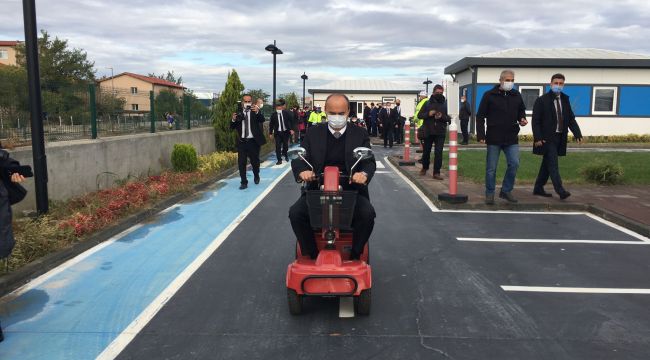 Vali Canalp, minik öğrencilerle akülü araç sürdü