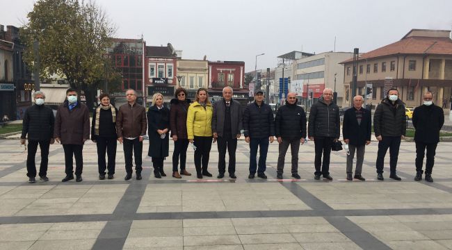 25 yılını dolduran diş hekimlerine plaket