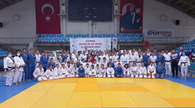 Dereceye girenlere madalyaları verildi