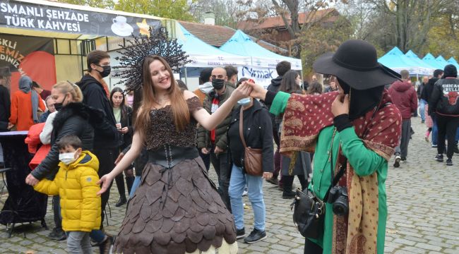 Festivale çikolatalı elbise damga vurdu