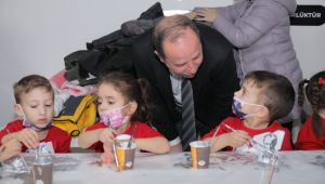 Gürkan, minik öğrencilerin Atatürk sevgisine ortak oldu