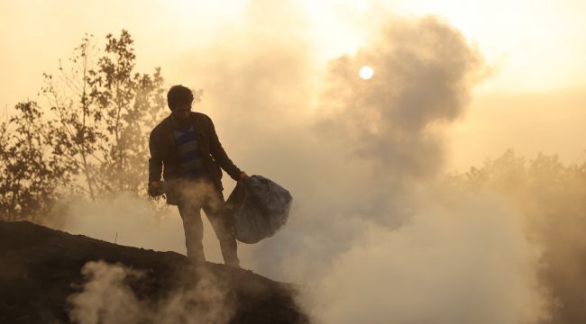 Mangal kömürü ile geçimlerini sağlıyorlar