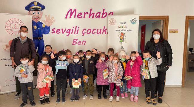 Miniklere uygulamalı trafik eğitimi verildi