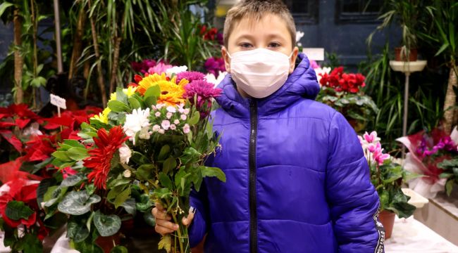 Öğrenciler en güzel çiçekleri öğretmenleri için seçti