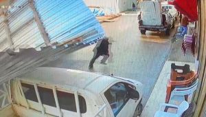 Sac panellerin altında kalmaktan son anda kurtuldu