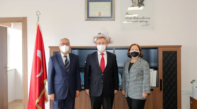 Tıp Fakültesinin yeni dekanı Prof. Dr. Akata oldu