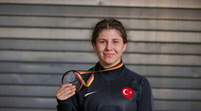 Edirne Belediyesi'nin ilk kadın güreşçisi  