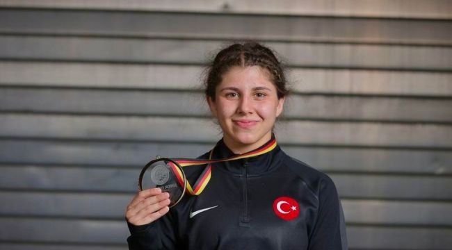 Edirne Belediyesi'nin ilk kadın güreşçisi