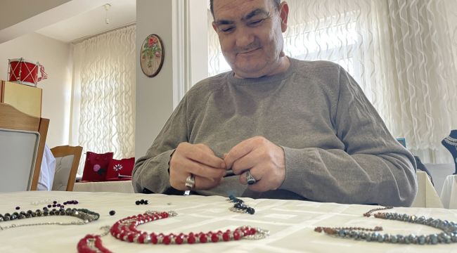 Engelliler dizdikleri boncuklardan kolyeler üretiyor