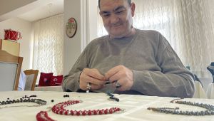 Engelliler dizdikleri boncuklardan kolyeler üretiyor