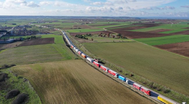 Hamzabeyli'de 32 kilometrelik tır kuyruğu