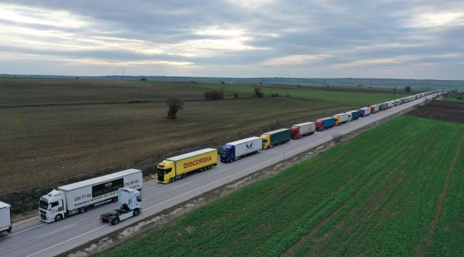 Sınır Kapısı'nda 22 kilometre tır kuyruğu