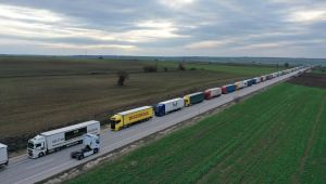 Sınır Kapısı'nda 22 kilometre tır kuyruğu