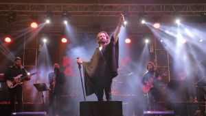 Soğuk havaya rağmen konser alanı doldu taştı