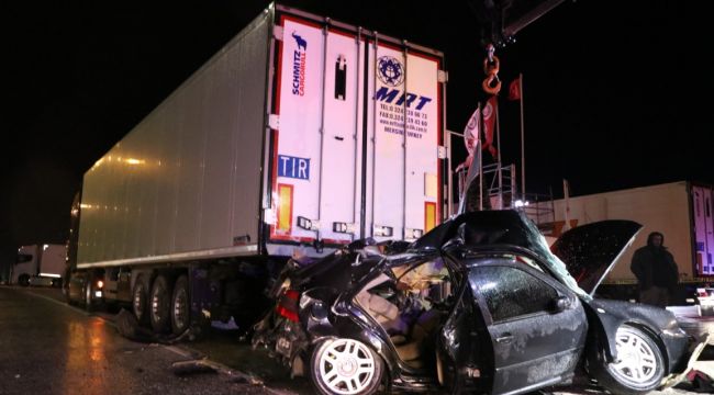 Tıra çarpan otomobildeki 2 kişi öldü