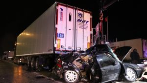 Tıra çarpan otomobildeki 2 kişi öldü