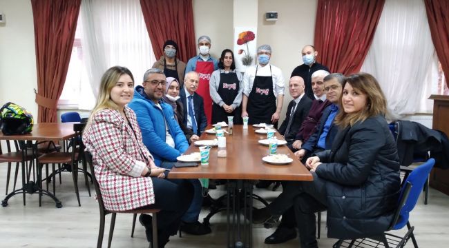 Uygulama derslerinde hazırladıkları yemekleri öğrencilere ikram etti