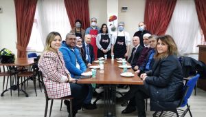 Uygulama derslerinde hazırladıkları yemekleri öğrencilere ikram etti