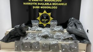 Yol kenarında bulunan uyuşturucunun izini süren polis 4 şüpheliyi yakaladı
