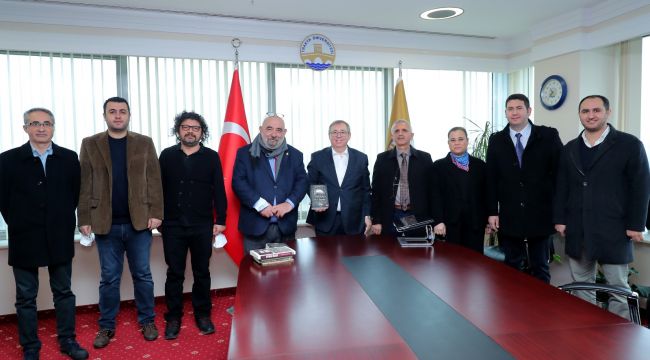 Akademisyenlerden Tabakoğlu’na kitap hediyesi