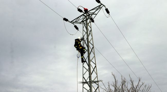 Elektrik arıza ekipleri kar kış demeden görev başında