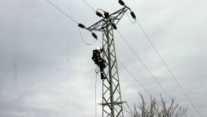 Elektrik arıza ekipleri kar kış demeden görev başında