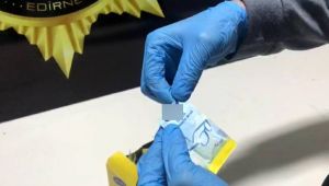 Gözlük silme mendili paketlerinde uyuşturucu sattığı iddiası