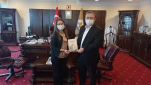 İstil, kitabını Rektör Tabakoğlu’na hediye etti
