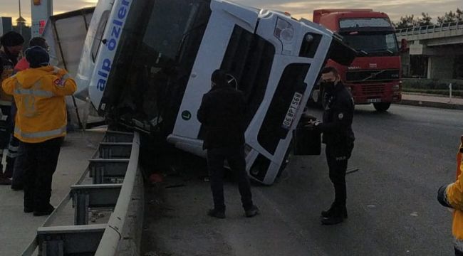Kontrolden çıkan tır devrildi