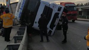 Kontrolden çıkan tır devrildi