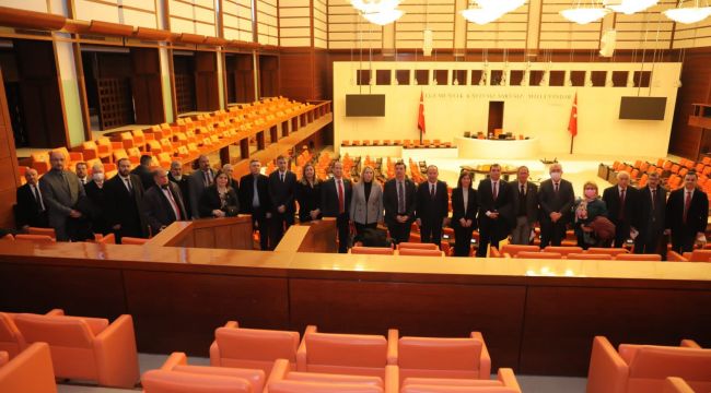 Meclis üyeleri Ata’nın huzurunda