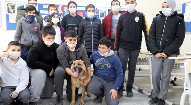 Pele öğrencilerin neşe kaynağı oldu
