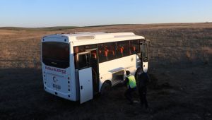 Servis minibüsünün lastiği patladı, 8 kişi yaralandı