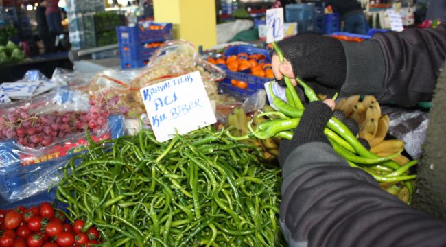 Tezgahtaki acı biberde acı tablo