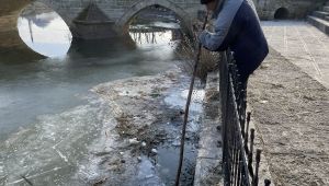 Tunca Nehri'ndeki buzları kırarak balık tuttular