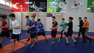 Yabancı güreşçiler, Türk sporcularla form tutuyor
