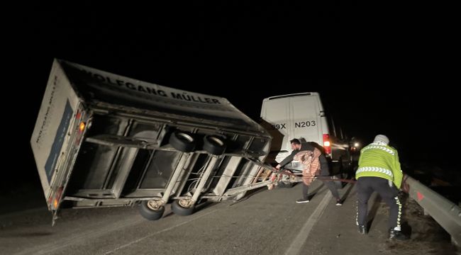Yan yatan römork nedeniyle trafik aksadı