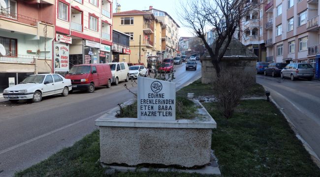 Yol ortasında kalan mezarlar dikkat çekiyor