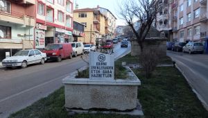 Yol ortasında kalan mezarlar dikkat çekiyor